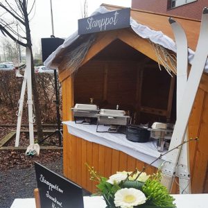Catering stamppot uitdelen